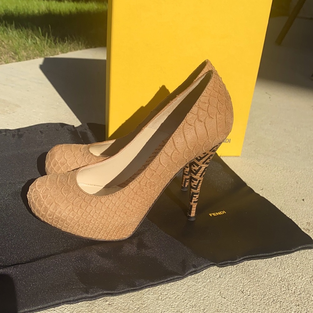 Fendi leather heels logo heel